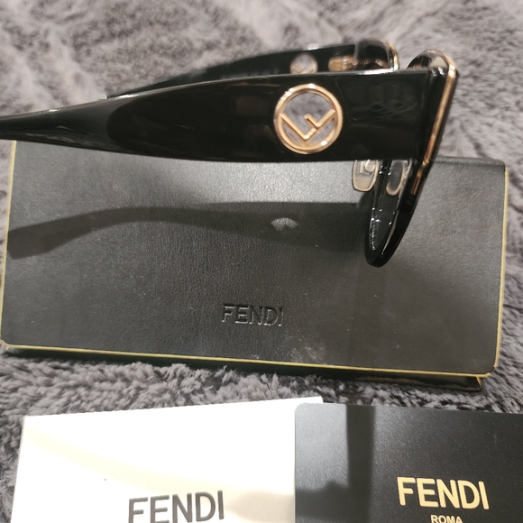 Authentic Fendi sunglasses - Picture 7 of 7